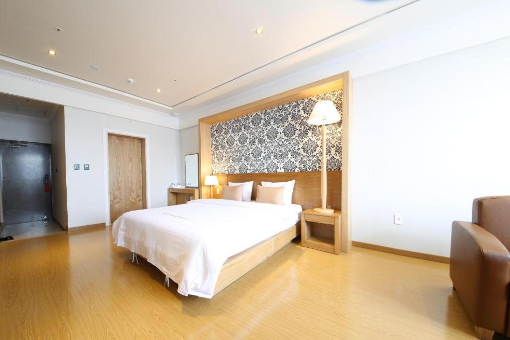 Lake 45 Hotel Naju Экстерьер фото